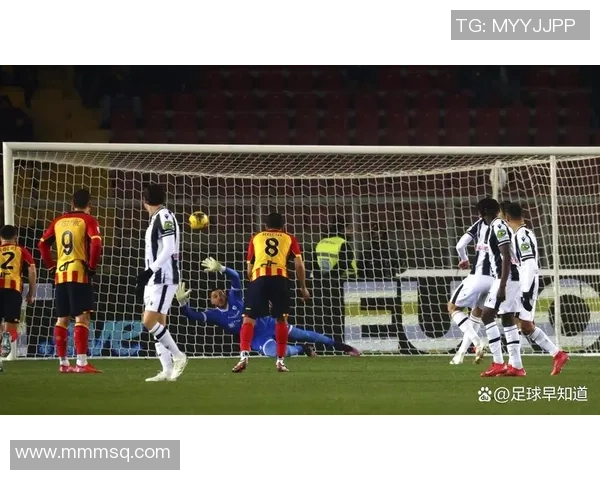 中超焦点战巴萨与本菲卡激战成平局争议判罚引发全场热议